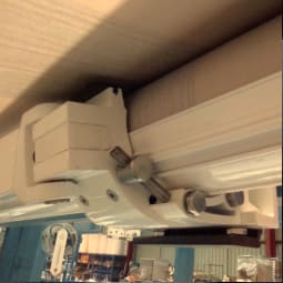 Assemblage d'un store coffre